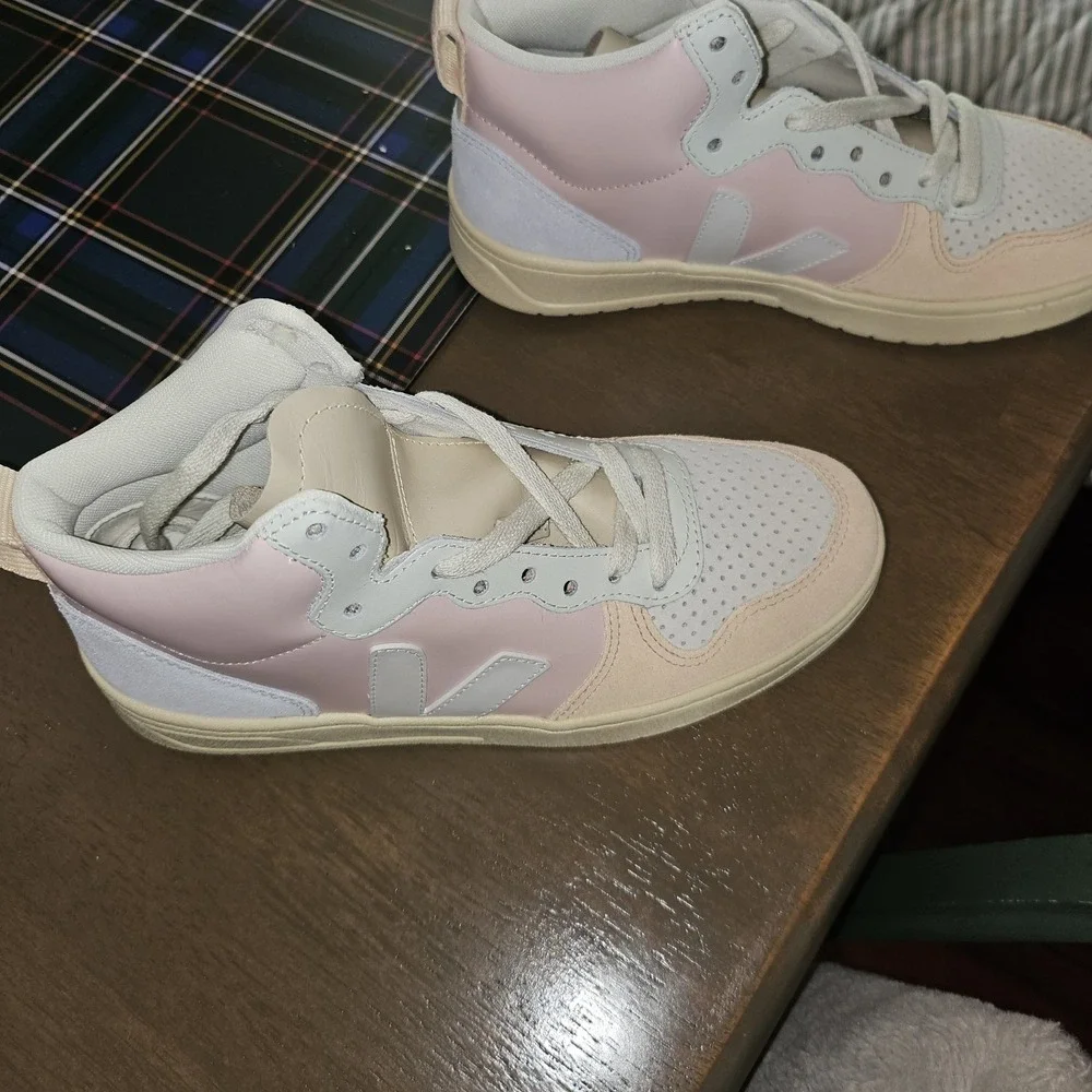 Veja 15 leather